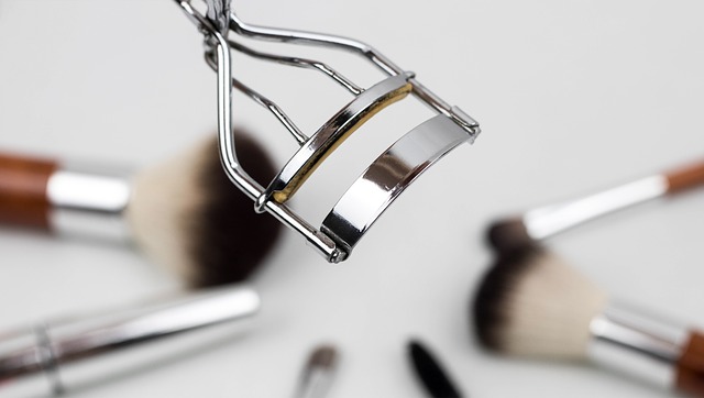 eyelash-curler-1761855_640