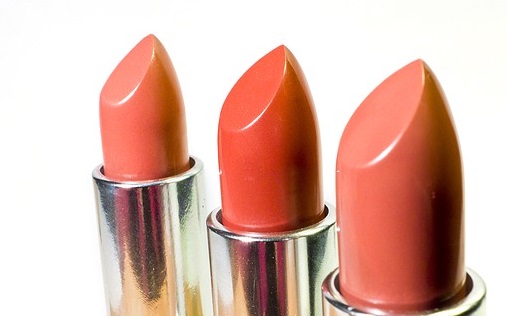 lipstick-1137535_640