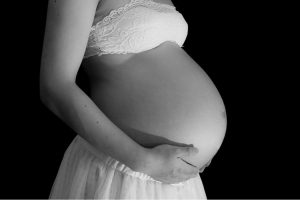 不倫で妊娠した子供、産むか産まないか人生の選択